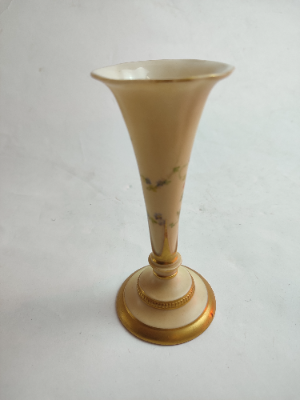 Discover our Royal Worcestershire trumpet vase from 1901. In good condition and stands at 5cm tall. Buy now!
