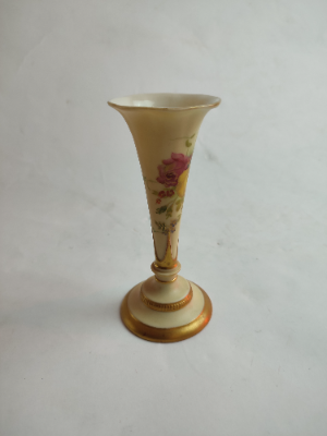 Discover our Royal Worcestershire trumpet vase from 1901. In good condition and stands at 5cm tall. Buy now!