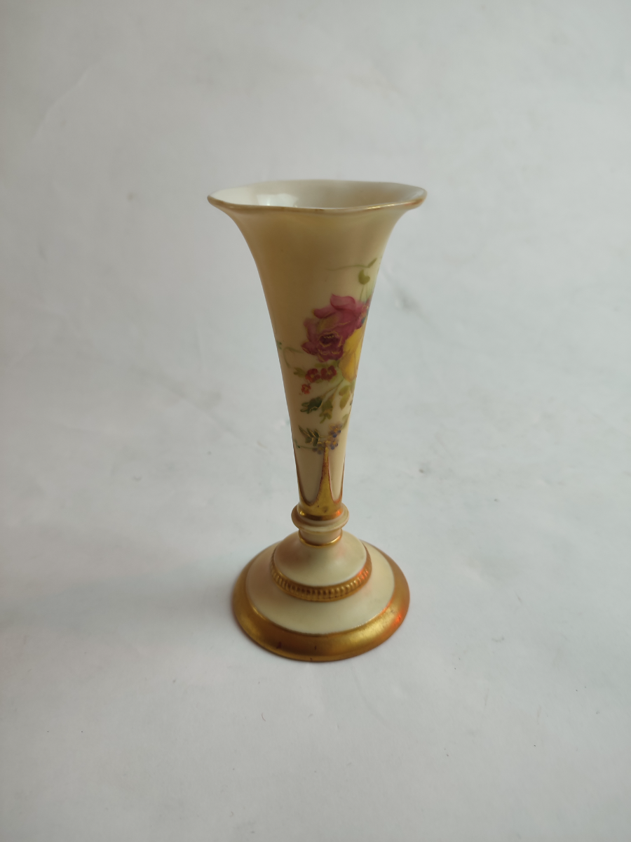 Discover our Royal Worcestershire trumpet vase from 1901. In good condition and stands at 5cm tall. Buy now!