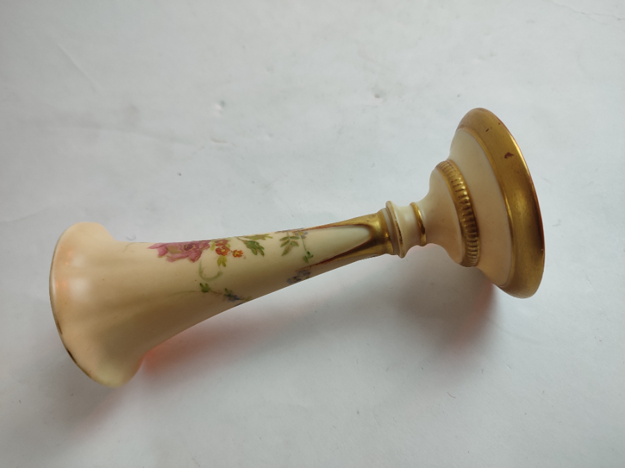 Discover our Royal Worcestershire trumpet vase from 1901. In good condition and stands at 5cm tall. Buy now!