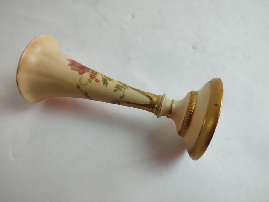 Discover our Royal Worcestershire trumpet vase from 1901. In good condition and stands at 5cm tall. Buy now!