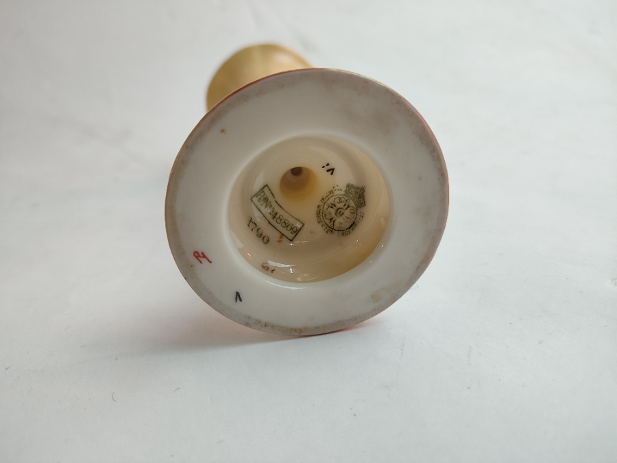 Discover our Royal Worcestershire trumpet vase from 1901. In good condition and stands at 5cm tall. Buy now!