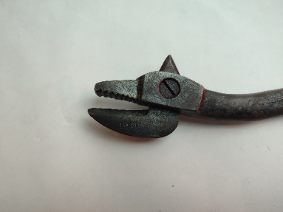 Discover our late Victorian / Edwardian bully beef can openers by T&MSL. With a length of 21cm, it's a perfect vintage addition to your kitchen. Shop now!