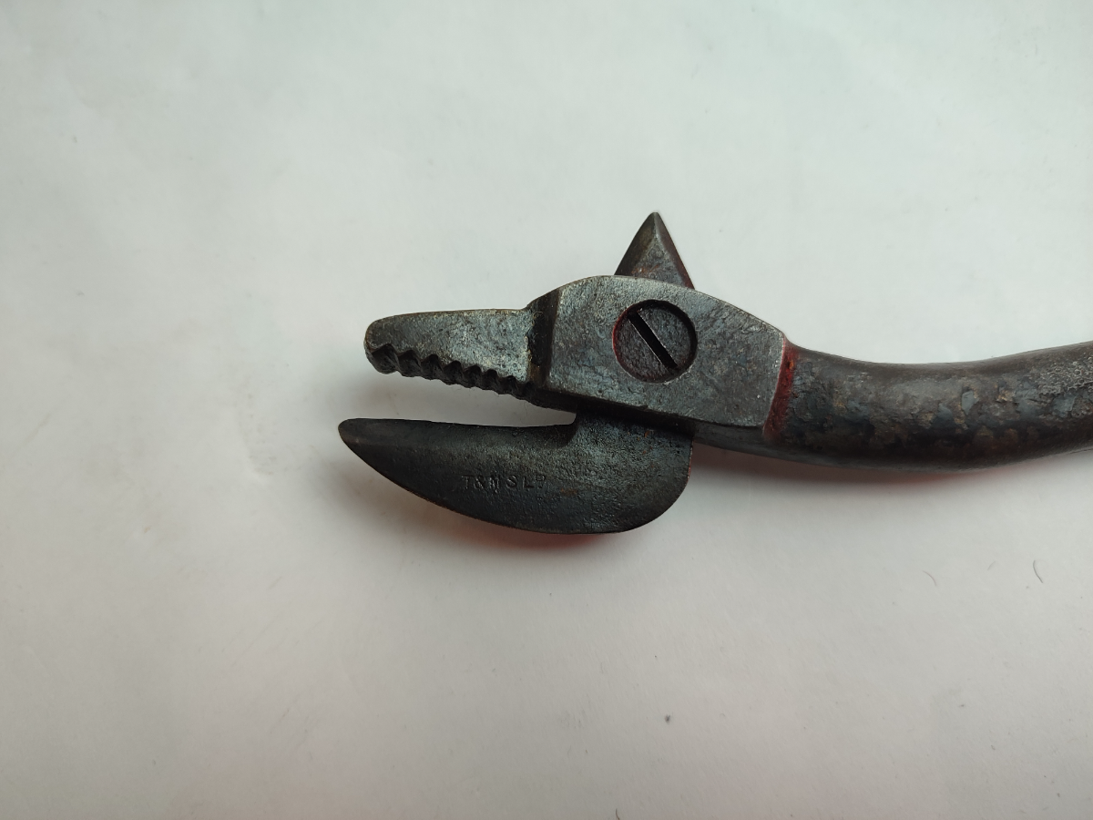 Discover our late Victorian / Edwardian bully beef can openers by T&MSL. With a length of 21cm, it's a perfect vintage addition to your kitchen. Shop now!