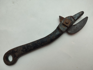 Discover our late Victorian / Edwardian bully beef can openers by T&MSL. With a length of 21cm, it's a perfect vintage addition to your kitchen. Shop now!