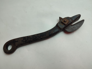 Discover our late Victorian / Edwardian bully beef can openers by T&MSL. With a length of 21cm, it's a perfect vintage addition to your kitchen. Shop now!