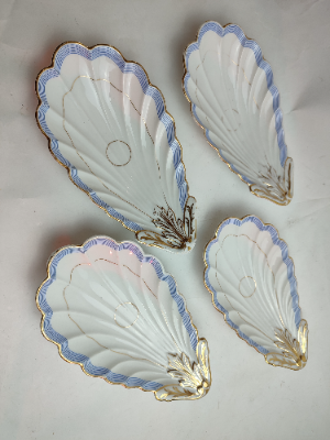 Discover our collection of 20th century French oyster dishes. Elegant and refined, each set includes four pieces. Shop now for this unique find, and add a touch of sophistication to your dining experience.