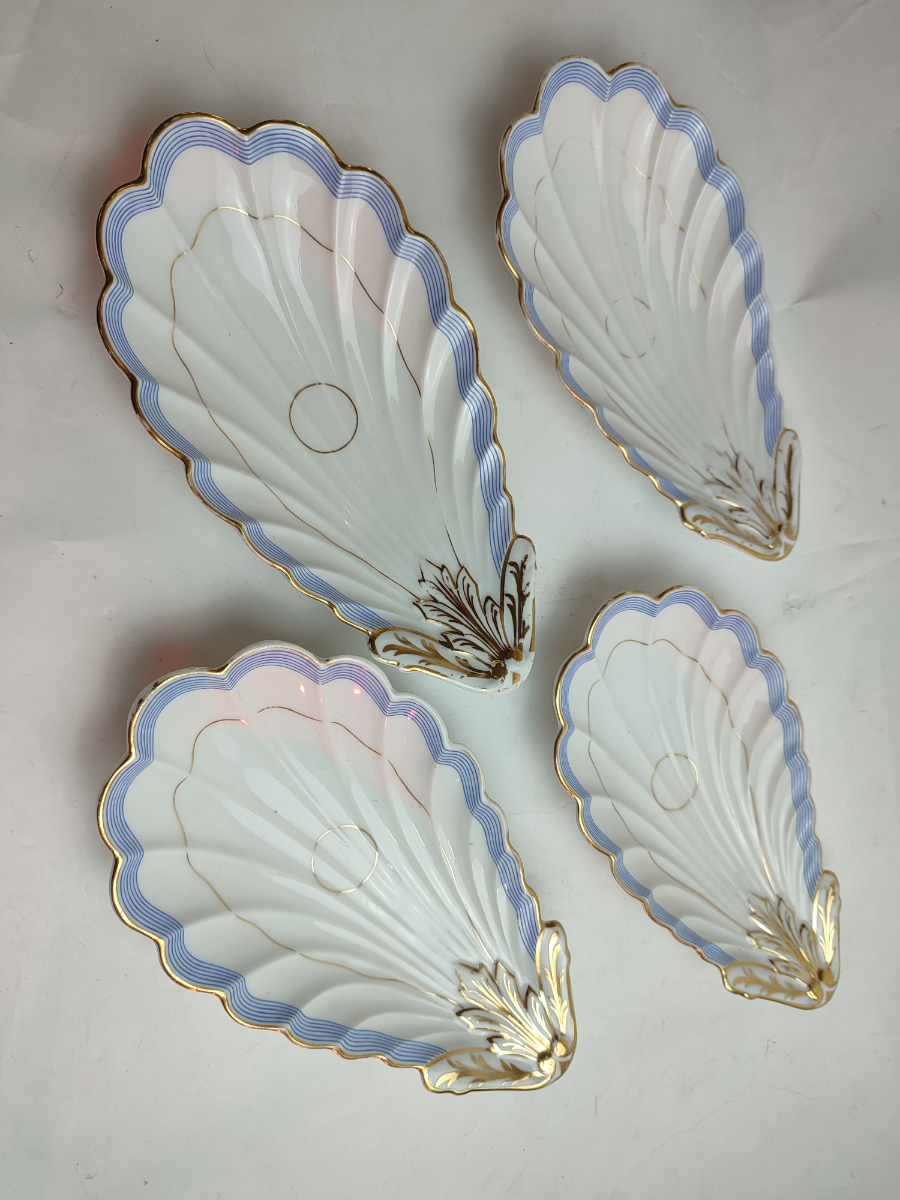 Discover our collection of 20th century French oyster dishes. Elegant and refined, each set includes four pieces. Shop now for this unique find, and add a touch of sophistication to your dining experience.