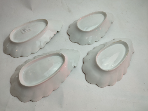 Discover our collection of 20th century French oyster dishes. Elegant and refined, each set includes four pieces. Shop now for this unique find, and add a touch of sophistication to your dining experience.