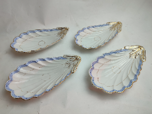 Discover our collection of 20th century French oyster dishes. Elegant and refined, each set includes four pieces. Shop now for this unique find, and add a touch of sophistication to your dining experience.