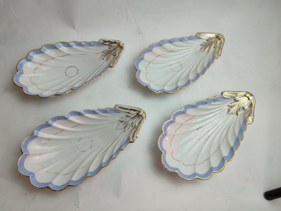 Discover our collection of 20th century French oyster dishes. Elegant and refined, each set includes four pieces. Shop now for this unique find, and add a touch of sophistication to your dining experience.