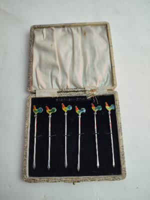 Discover our stunning collection of sterling silver olive sticks with unique rooster heads. Act now to enhance your dining experience! Your perfect tableware awaits.