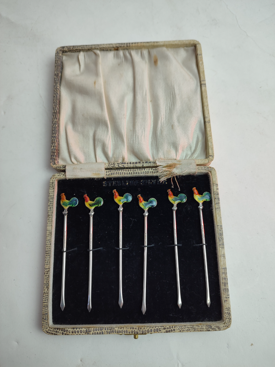 Discover our stunning collection of sterling silver olive sticks with unique rooster heads. Act now to enhance your dining experience! Your perfect tableware awaits.