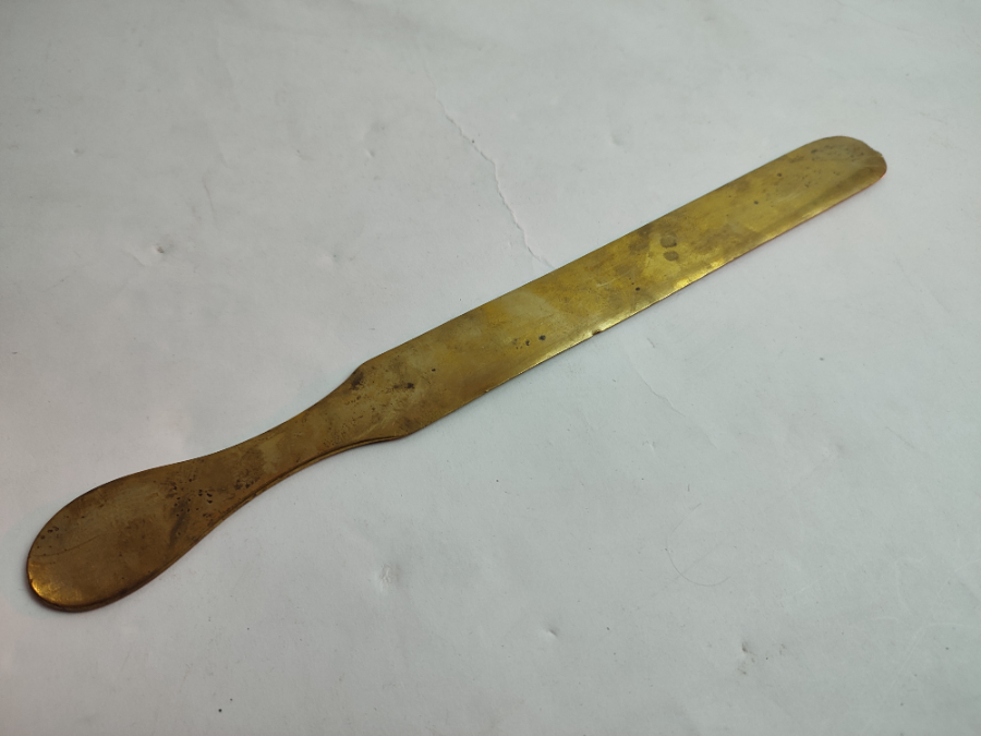 Explore our selection of 31cm brass page turners. Perfect for book lovers! High-quality and durable. Buy now to improve your reading experience.