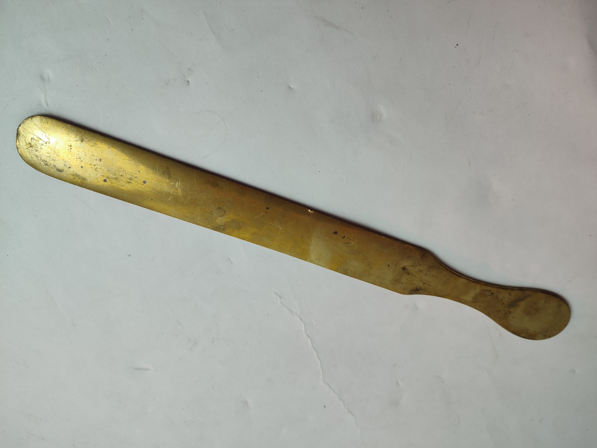 Explore our selection of 31cm brass page turners. Perfect for book lovers! High-quality and durable. Buy now to improve your reading experience.