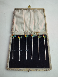 Discover our stunning collection of sterling silver olive sticks with unique rooster heads. Act now to enhance your dining experience! Your perfect tableware awaits.