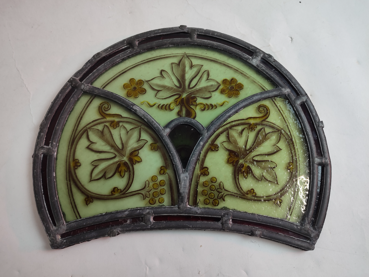 Discover our 19th-century leaded stained glass panels. Handpainted grapevine designs, vibrant red borders, size 22 x 28cm, in impeccable condition. Shop now!