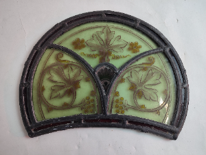 Discover our 19th-century leaded stained glass panels. Handpainted grapevine designs, vibrant red borders, size 22 x 28cm, in impeccable condition. Shop now!
