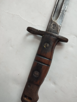 Discover our unique Winchester P1913 dated 1917 bayonet collection– marked, tested, and authentic. Despite its wear, it maintains its historical charm. Own a piece of history now!