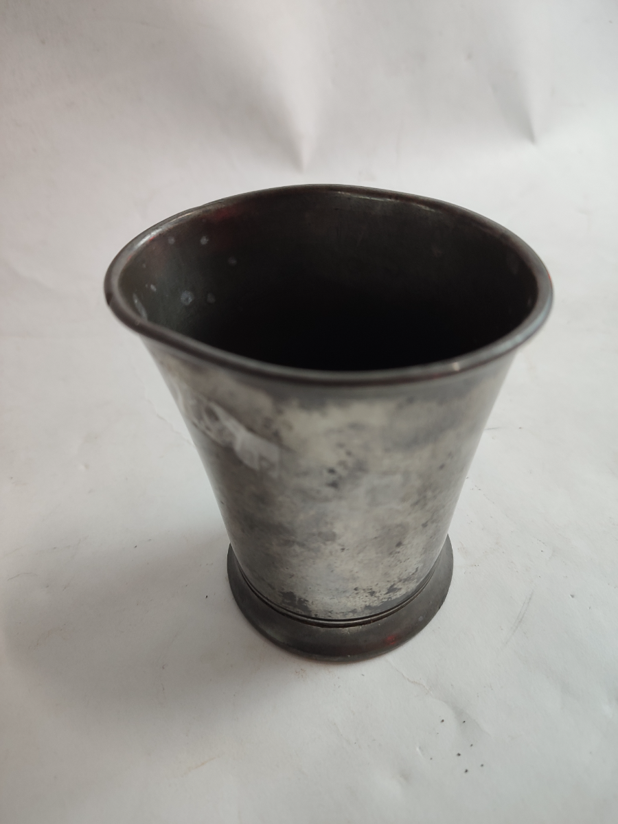 Discover our range of exquisite Victorian/Georgian pewter tumblers with glass bottoms. Explore now and add a touch of history to your tableware!