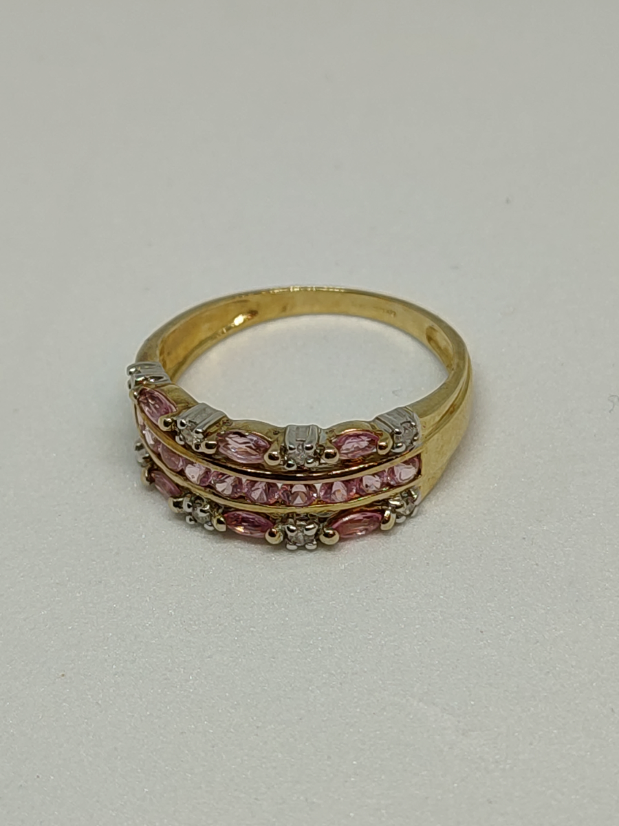 Explore our stunning 9ct gold pink sapphire and diamond ring, size T weighing 3.6g. Don't miss out, grab yours today! Unbeatable elegance for daily wear.
