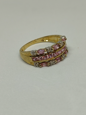 Explore our stunning 9ct gold pink sapphire and diamond ring, size T weighing 3.6g. Don't miss out, grab yours today! Unbeatable elegance for daily wear.