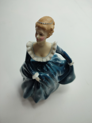 Find the perfect Royal Doulton figurine in excellent condition for your collection! Shop now and add a piece of history to your home.