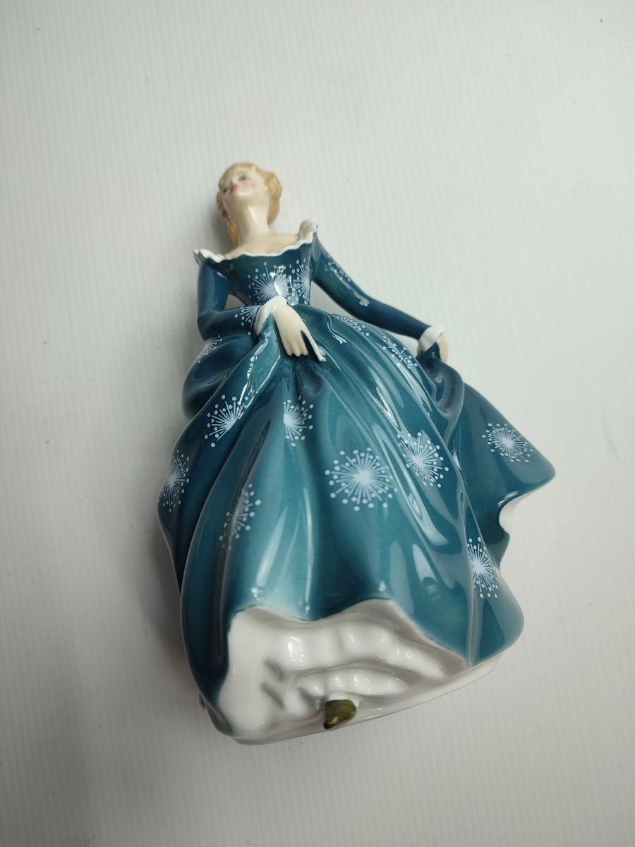 Find the perfect Royal Doulton figurine in excellent condition for your collection! Shop now and add a piece of history to your home.