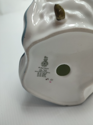 Find the perfect Royal Doulton figurine in excellent condition for your collection! Shop now and add a piece of history to your home.