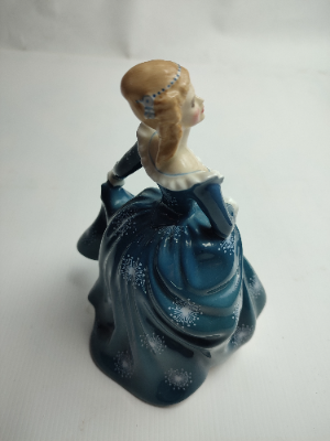 Find the perfect Royal Doulton figurine in excellent condition for your collection! Shop now and add a piece of history to your home.