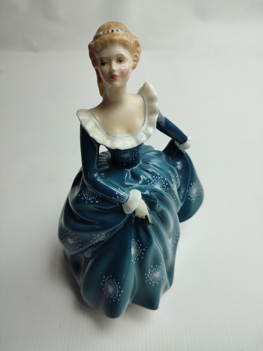 Find the perfect Royal Doulton figurine in excellent condition for your collection! Shop now and add a piece of history to your home.