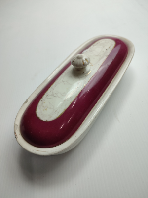 Discover our selection of Victorian toothbrush holders in good condition. Shop now and add a vintage touch to your bathroom decor. Act fast!