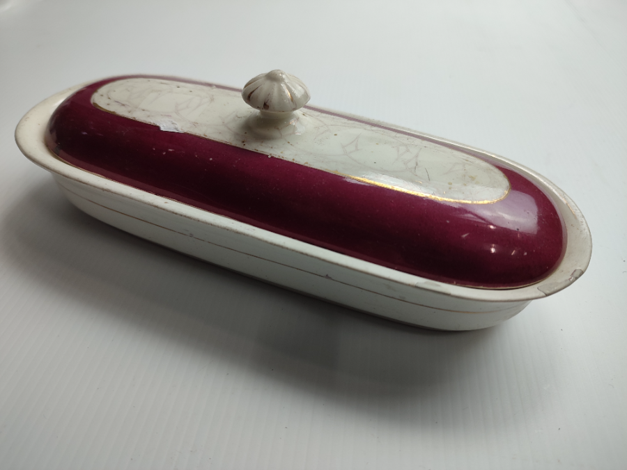 Discover our selection of Victorian toothbrush holders in good condition. Shop now and add a vintage touch to your bathroom decor. Act fast!