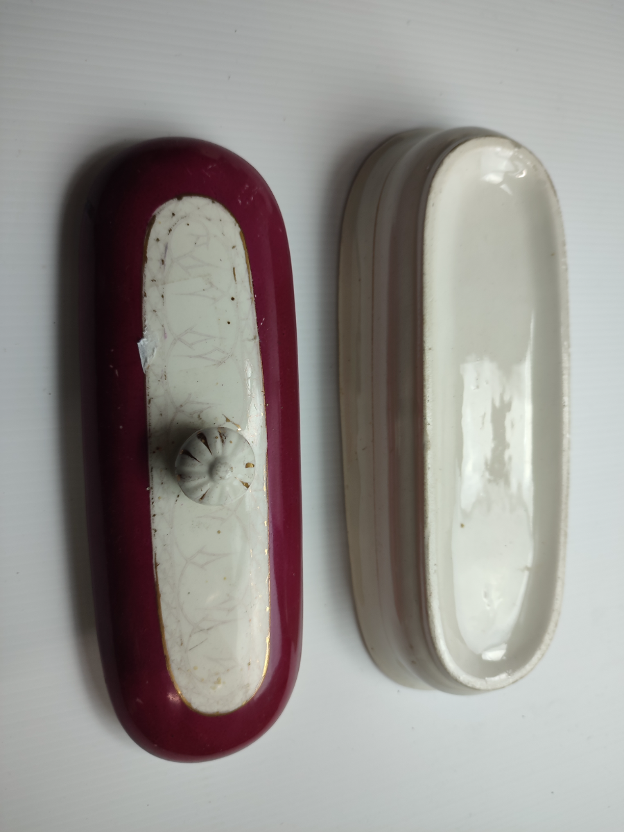 Discover our selection of Victorian toothbrush holders in good condition. Shop now and add a vintage touch to your bathroom decor. Act fast!