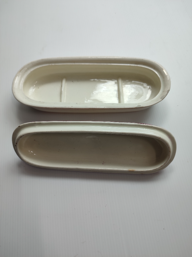 Discover our selection of Victorian toothbrush holders in good condition. Shop now and add a vintage touch to your bathroom decor. Act fast!