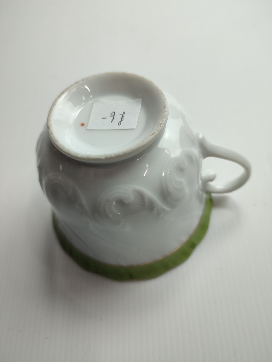 Discover our authentic Victorian mustache cup! An ideal collector's item with unique design and prestige. Order now and add a classic touch to your collection!