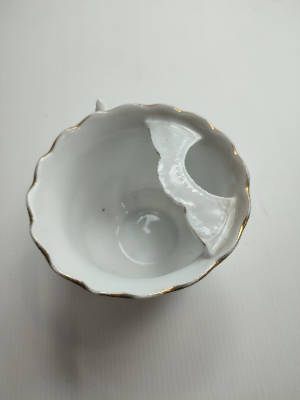 Discover our authentic Victorian mustache cup! An ideal collector's item with unique design and prestige. Order now and add a classic touch to your collection!