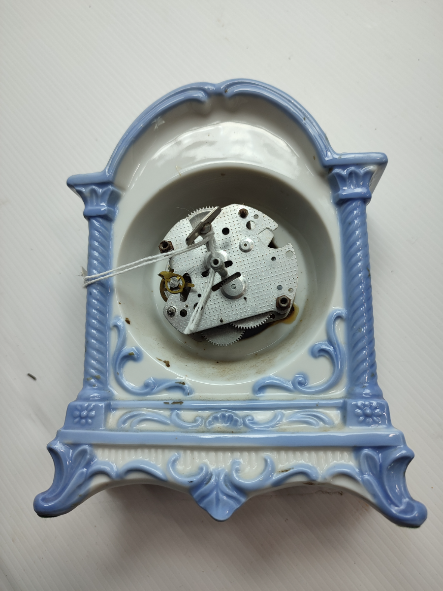 Discover our attractive range of Japanese-made Landex ceramic alarm clocks. High-quality, unique designs. Grab yours now and add elegance to your mornings.