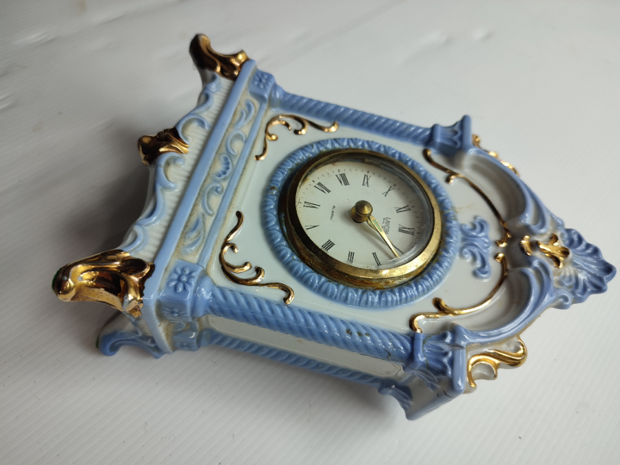 Discover our attractive range of Japanese-made Landex ceramic alarm clocks. High-quality, unique designs. Grab yours now and add elegance to your mornings.