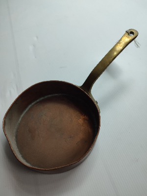 Discover our range of authentic Victorian copper pans. Small, sturdy, and beautifully crafted. Start your antique collection now. Shop today!