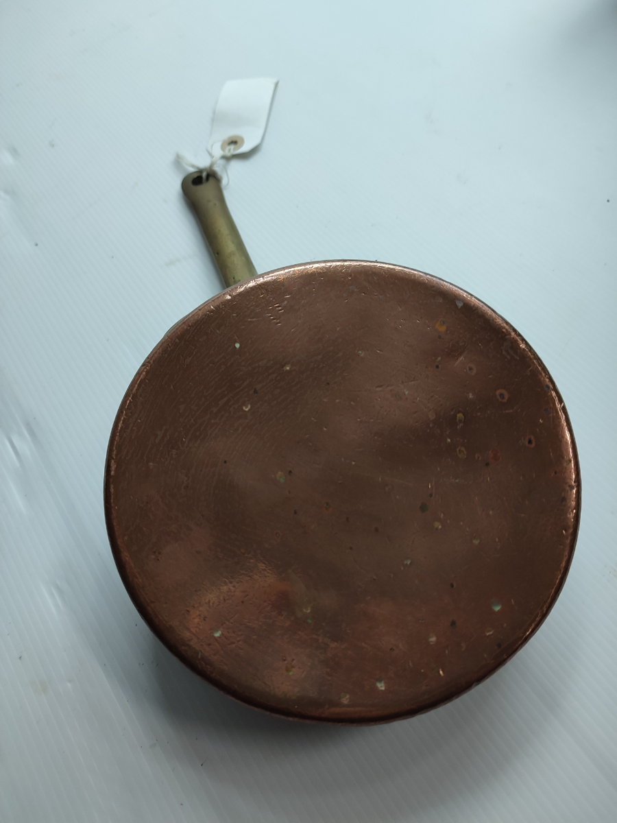 Discover our range of authentic Victorian copper pans. Small, sturdy, and beautifully crafted. Start your antique collection now. Shop today!