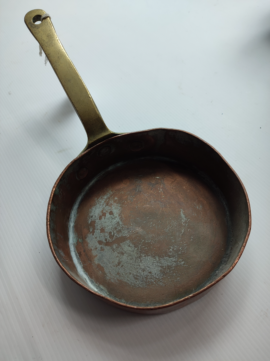 Discover our small copper pan, perfect for home chefs! High-quality, durable and heats evenly. Shop now for kitchen essentials. Make your cooking experience better!