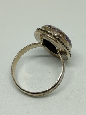 Discover our silver ring with enchanting copper charoite, available in size S. Don't miss out, shop now and enjoy handcrafted, unique jewelry pieces!
