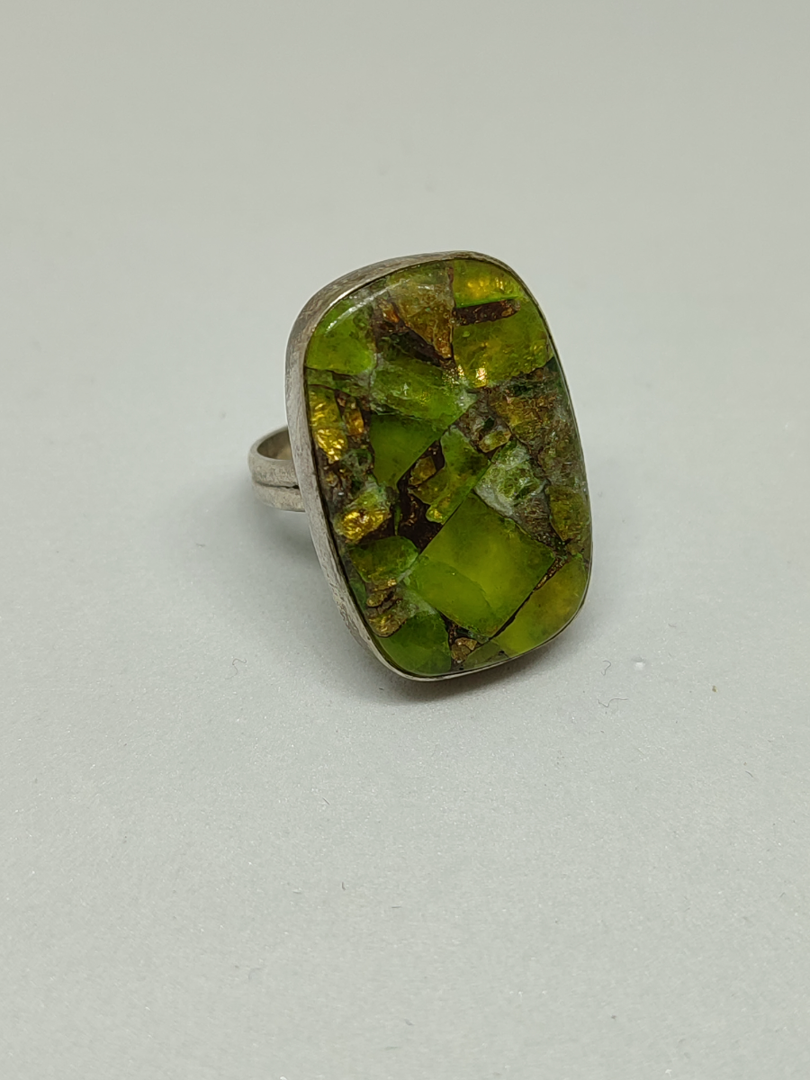 Explore our range of silver rings with genuine copper peridot. Unique designs, top-quality materials. Shop now and find your perfect piece of jewellery!