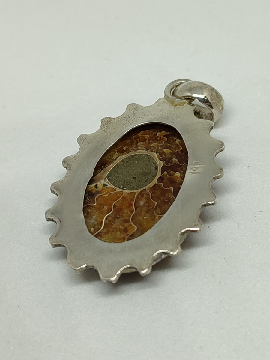 Discover our stunning silver pendant with a unique fossil ammonite. At approx. 3.5cm long, it's an elegant statement. Shop now for this exclusive piece!