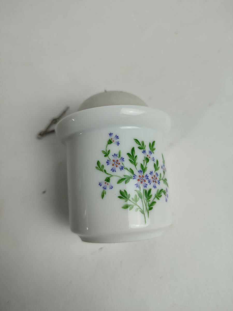 Explore our selection of Kaiser Germany's acorn shaped tea strainers. High quality, durable, and perfect for any tea lover. Shop today and elevate your tea experience!