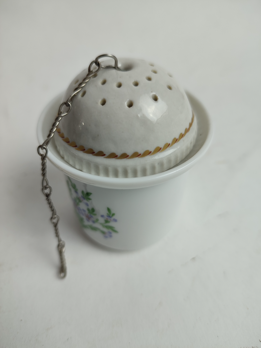 Explore our selection of Kaiser Germany's acorn shaped tea strainers. High quality, durable, and perfect for any tea lover. Shop today and elevate your tea experience!
