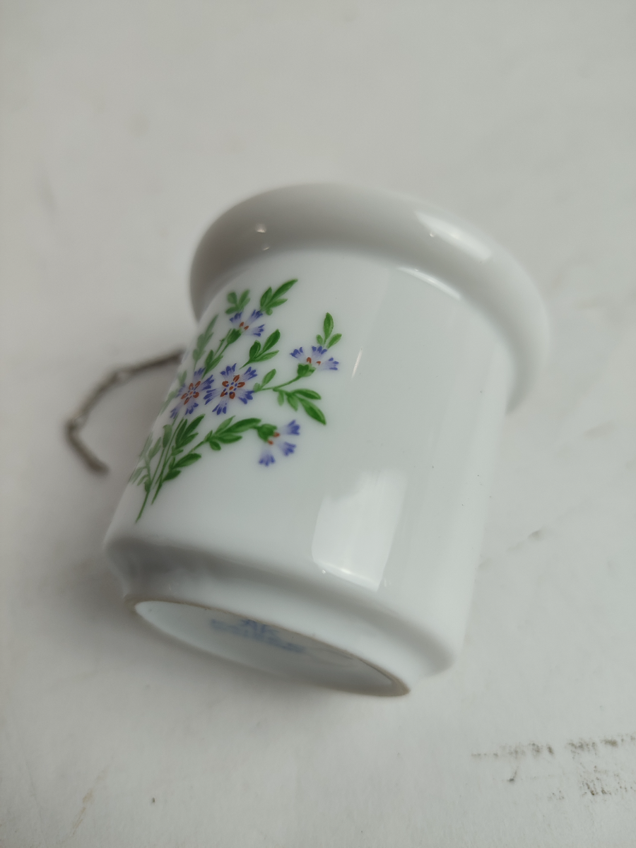 Explore our selection of Kaiser Germany's acorn shaped tea strainers. High quality, durable, and perfect for any tea lover. Shop today and elevate your tea experience!