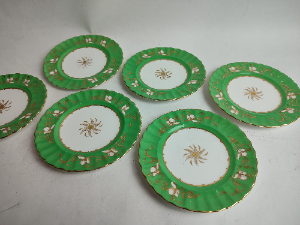 Discover our beautiful set of six green gilded ceramic saucers, perfect for tea lovers. Add elegance to your dining collection! Shop now!