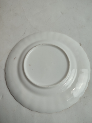 Discover our beautiful set of six green gilded ceramic saucers, perfect for tea lovers. Add elegance to your dining collection! Shop now!